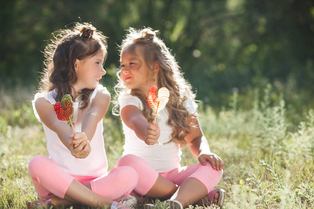 可爱的小女孩朋友一起在户外玩得开心照片