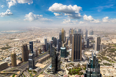 在一个夏日，阿拉伯联合酋长国迪拜市中心的鸟瞰图