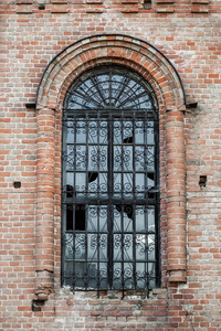 教堂破碎的窗户