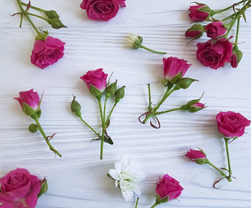 玫瑰粉红色花白色木质背景图案