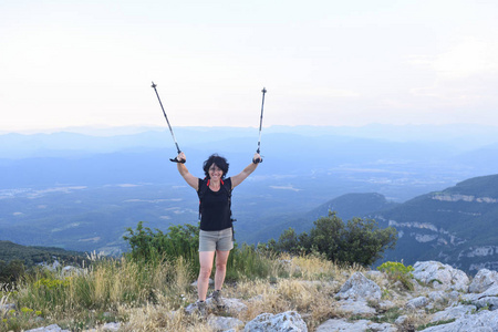 登上山顶的女性登山者肖像图片