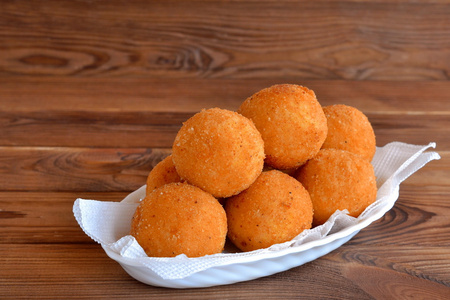 炒米球食谱.棕色木背景照片