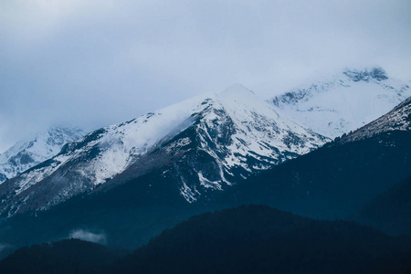 高山雪山, 美丽的自然冬日背景。山顶上的冰, 蓝天的背景。高山风景