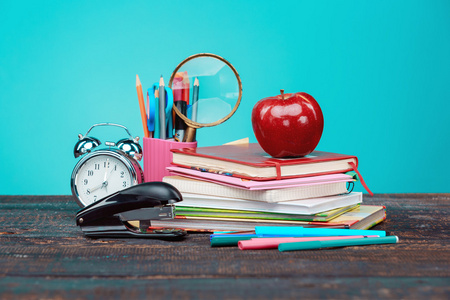 回到学校的概念。书，色的铅笔和时钟