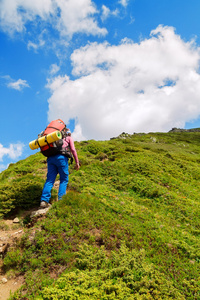 女人的徒步旅行者去上山