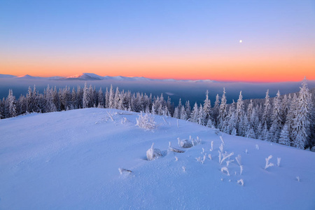 风景与高山覆盖雪。有趣的冰冻质地。美丽的冬日出与橙色的蓝天。游客的地方。圣诞故事