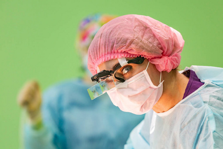 女外科医生戴防护面具和帽子