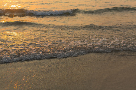 波浪冲向海滩