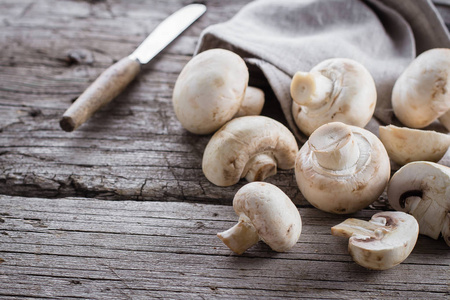 新鲜的蘑菇 champignons 在木质的背景上。秋季收获食品素食蔬菜