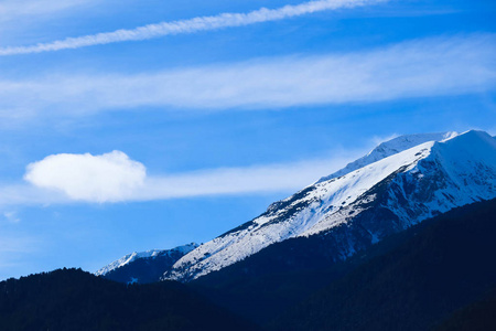 高山雪山, 美丽的自然冬日背景。山顶上的冰, 蓝天的背景。高山风景