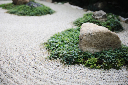 有空间背景的日本禅石花园图片
