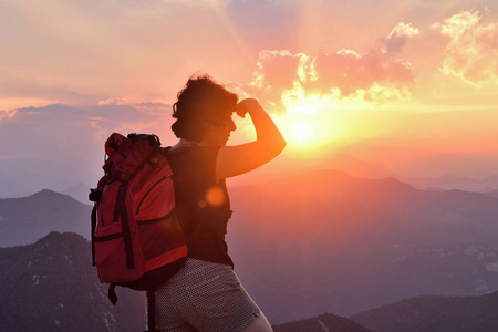 常规额徒步旅行的妇女看着她的手在她的额头上照片
