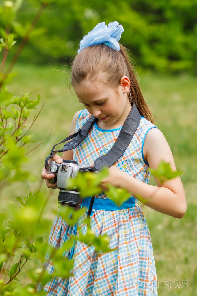 女孩正在拍照