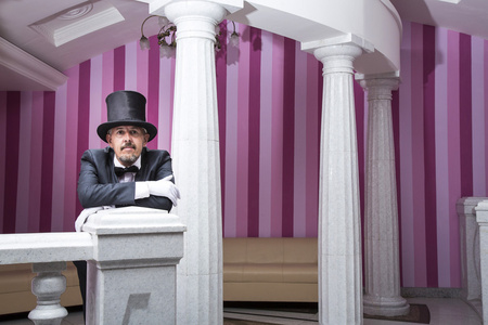 在展览厅拍照的仆人照片