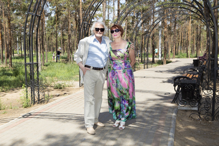 老人的丈夫和妻子散步