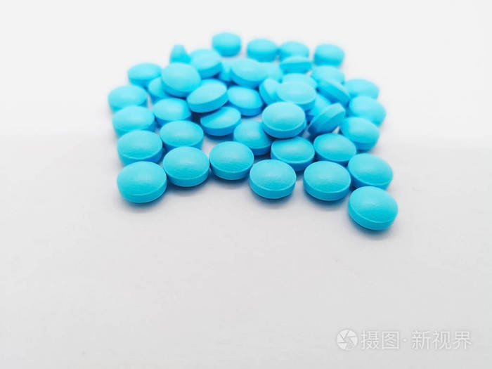 许多圆形的蓝色药丸 seratiopeptidase 5 毫克, 在白色背景下分离, 有