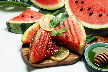 成熟健康的有机蜂蜜烤的西瓜图片
