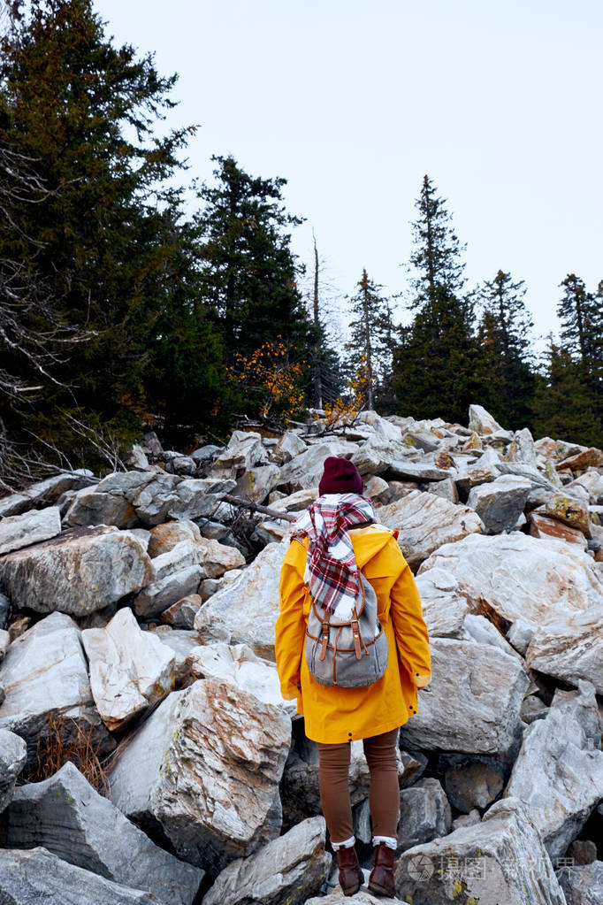 旅行妇女站在野外与背包在惊人的景色面前.流浪