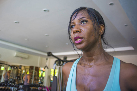 室内体操肖像年轻有吸引力的黑人非洲裔美国妇女训练辛苦所有出汗在健身俱乐部跑步机跑步锻炼身体护理和跑步者健康生活方式概念