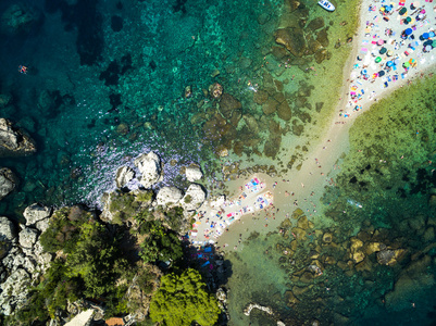 沙滩和岛屿 Isola Bella 在陶尔米纳