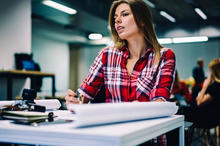 有才华的女设计师 coworking 空间中项目蓝图起草方案的思考在大学校园里学习的熟练女性论文建筑作业素描草图