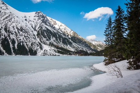 Morskie Oko 冬季在 Tatrzanski 国家公园, Karpaty, 波兰