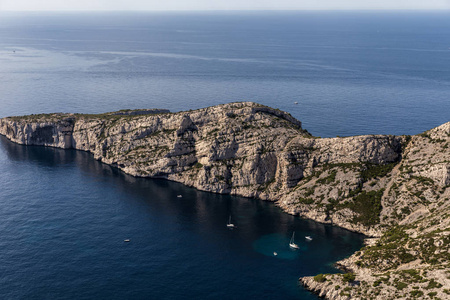 Calanques Calanques, 法国普罗旺斯的海港风景悬崖和游艇鸟瞰图 地块 des