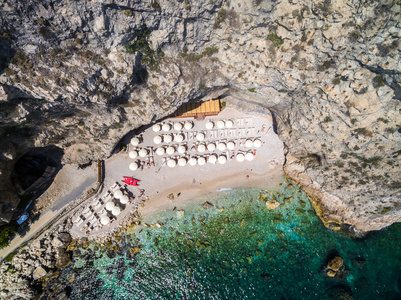 沙滩和岛屿 Isola Bella 在陶尔米纳