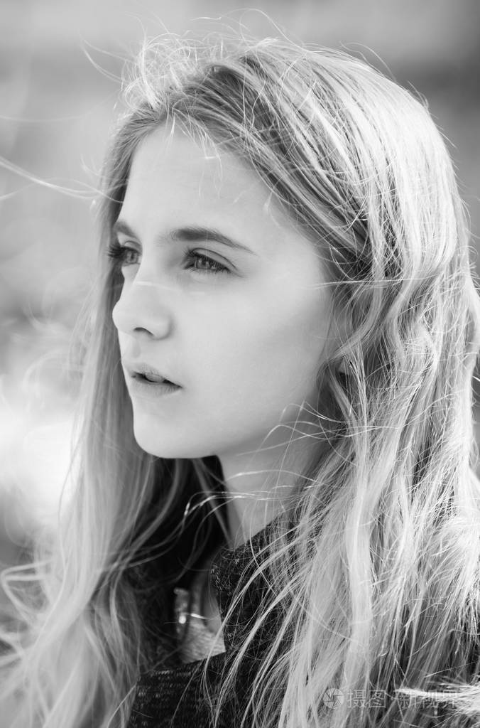 与可爱的小脸,健康的皮肤和头发的漂亮女孩