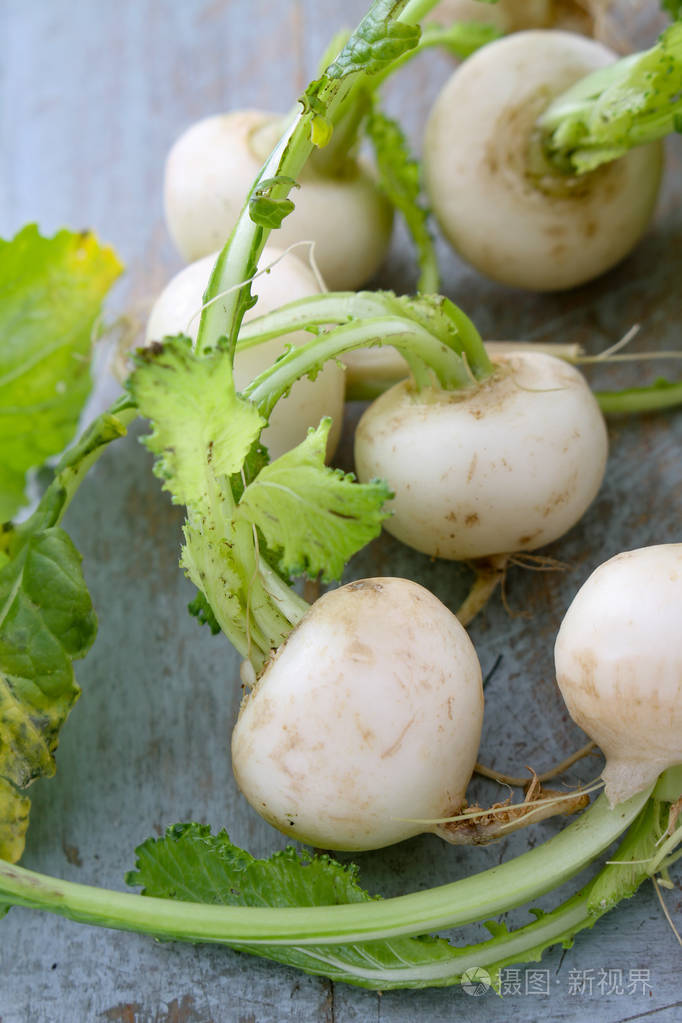 在桌子上准备萝卜