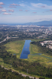 鸟瞰的伯纳比湖在城市与市中心的背景。在加拿大不列颠哥伦比亚省温哥华拍摄