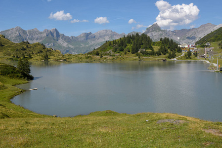 Truebsee 湖的山风景在恩格尔伯格在瑞士阿尔卑斯