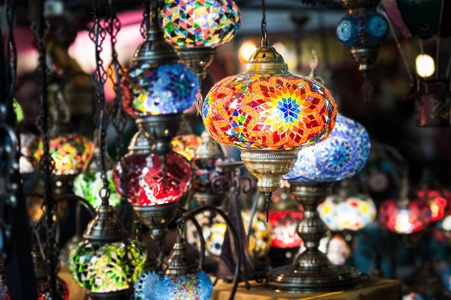 传统复古土耳其灯在夜间的光背景。土耳其工艺