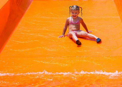 小女儿在水上乐园玩得开心