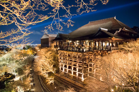 清水寺，照亮了在秋天的夜景