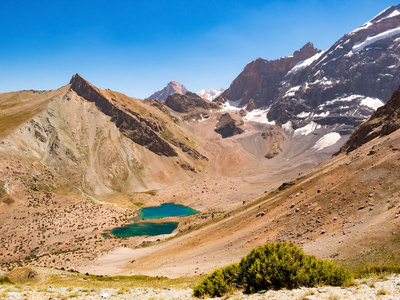 风景与 Kulikalon 湖在文芳山。塔吉克斯坦中亚