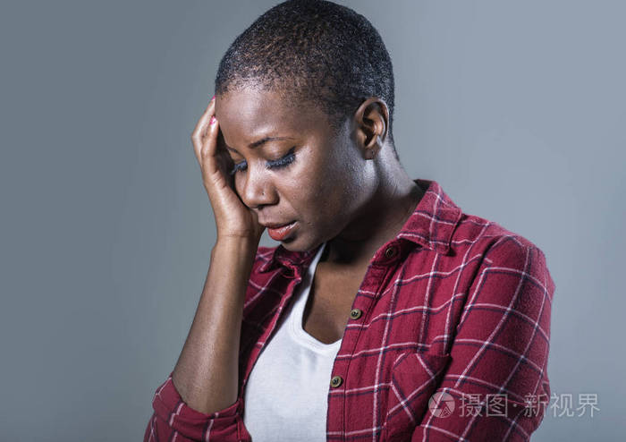 黑人美国妇女的肖像感觉不适和沮丧和痛苦寻找绝望的悲伤情绪表情表情