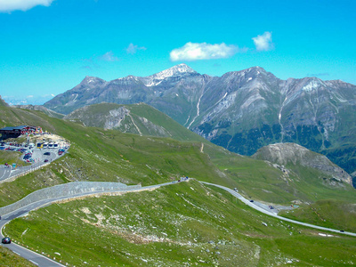 奥地利阿尔卑斯的全景从大格洛克纳山高高山路与冰川山瀑布和草甸