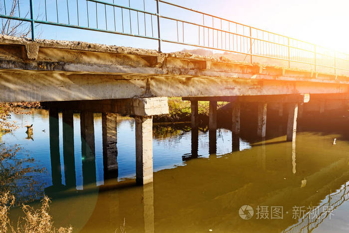 被忽略的老桥梁的看法由混凝土板组成在村庄的某处。用泥泞的水在河上架桥