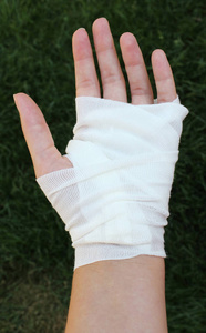 纱布包扎受伤的手包扎在纱布上.女人的手.痛苦照片