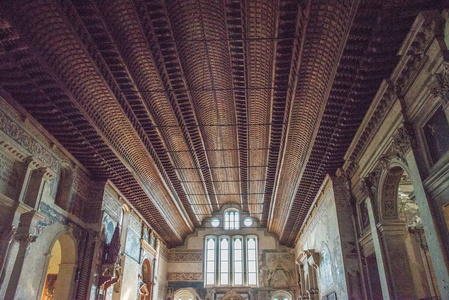 意大利维罗纳圣费尔莫教堂内部。文艺复兴式的祭坛和第十四世纪的木天花板可以看到。它装饰着一个双画廊的小拱门上, 各种圣徒的半身像被