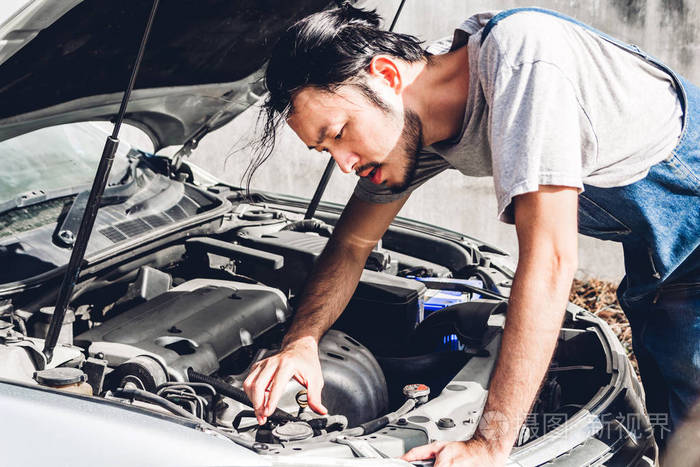 汽车维修车用汽车发动机的统一修车机及检修检查专业汽车技工