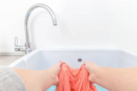 洗手池中的女性手洗彩色衣服