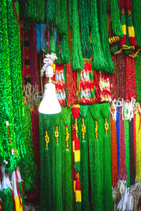 五颜六色的玻璃珠串在亚洲市场出售. 彩色玻璃珠背景