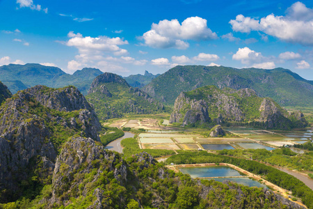 拍摄的全景鸟瞰图 Sam Roi 峰国家公园, 泰国在一个夏天的一天