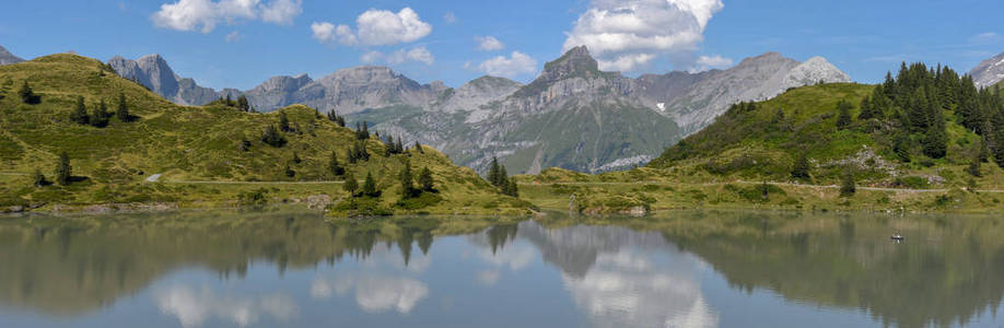 Truebsee 湖的山风景在恩格尔伯格在瑞士阿尔卑斯