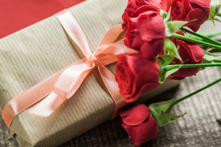 玫瑰和木板，情人节背景上的一颗心