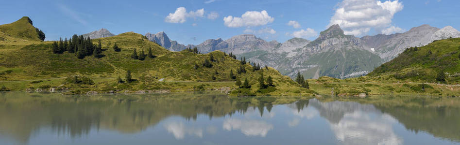 Truebsee 湖的山风景在恩格尔伯格在瑞士阿尔卑斯
