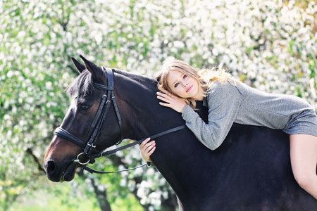 在公墓的花姑娘图片