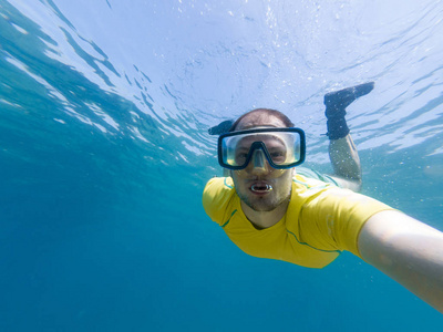 男性潜水员采取自拍, 而 snorkling